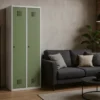 Moderner Metallspind in Grün und Weiß mit zwei Türen, ideal als stilvoller Garderobenschrank oder Stauraumlösung für Wohnräume, Büros und Eingangsbereiche. Der robuste Schrank überzeugt durch sein minimalistisches Design und seine zeitgemäße Farbgebung in sanftem Grün kombiniert mit einem eleganten weißen Rahmen. Perfekt für ein modernes Wohnambiente, bietet dieser Metallschrank nicht nur praktische Aufbewahrungsmöglichkeiten, sondern setzt auch stilvolle Akzente im Industrial- oder skandinavischen Einrichtungsstil. Durch die hochwertige Verarbeitung und das langlebige Material ist der Stahlspind eine funktionale und ästhetische Ergänzung für jeden Raum.